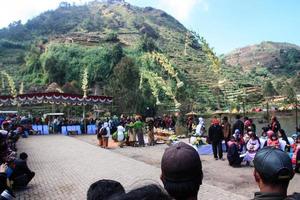 dieng, Indonesia - agosto 1, 2015. dieng cultura Festival, turisti Seguire il dreadlocks processione durante il dieng cultura Festival evento a dieng, banjarnegara quartiere, centrale Giava foto