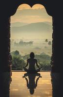 silhouette di un' bellissimo yoga donna nel il mattina - Vintage ▾ stile colore effetto foto