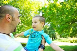 contento padre e figlio avere divertimento a parco foto