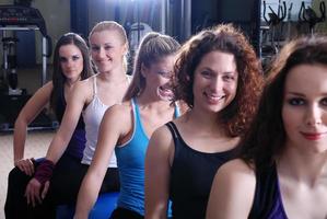 bella ragazze nel fitness club foto