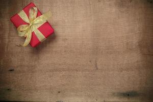 Natale rustico sfondo - Vintage ▾ planked legna con regalo e gratuito testo spazio foto
