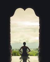 silhouette di un' bellissimo yoga donna nel il mattina - Vintage ▾ stile colore effetto foto