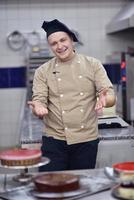 capocuoco preparazione deserto torta nel il cucina foto