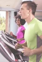 persone esercitando un' cardio su routine foto