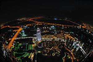 panorama di giù cittadina dubai città a notte foto