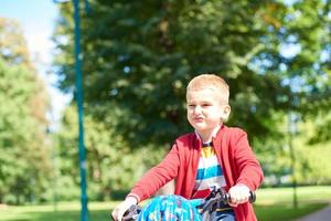 ragazzo su il bicicletta a parco foto