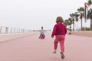 madre e carino poco ragazza su il lungomare di il mare foto