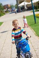 contento ragazzo apprendimento per cavalcata il suo primo bicicletta foto