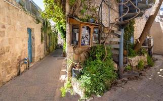 israele, gerusalemme vecchie stradine del quartiere storico di nahlaot con molte piccole sinagoghe foto