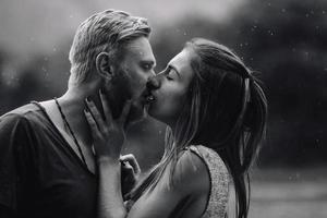 bellissimo coppia baci nel il pioggia foto