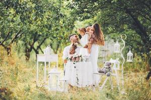 giovane famiglia con bambino a un' picnic foto