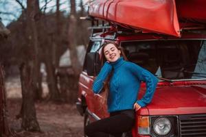 bellissimo giovane ragazza in posa all'aperto su telecamera foto