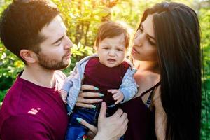 giovane famiglia con un' bambino su il natura foto