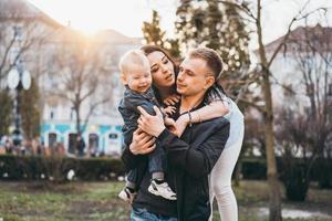 mamma papà e poco figlio in posa su telecamera foto