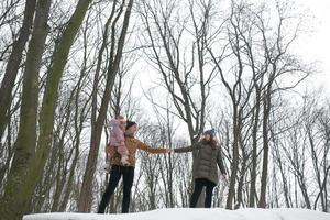 papà e mamma con un' poco figlia nel il parco foto