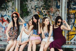 cinque bellissimo giovane ragazze rilassante foto