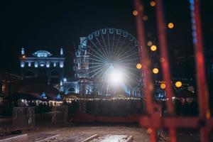 Natale zona su kontraktova piazza con un' Ferris ruota foto