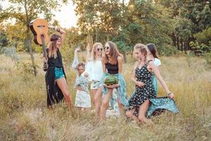 sei ragazze nel natura avere divertimento foto