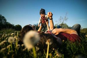 giovane famiglia con un' bambino su il natura foto