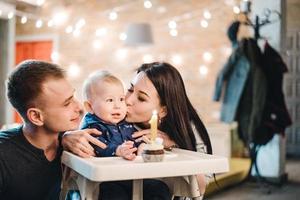 mamma papà e poco figlio trascorrere tempo insieme foto