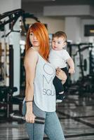 giovane madre con sua giovane figlio nel il Palestra foto