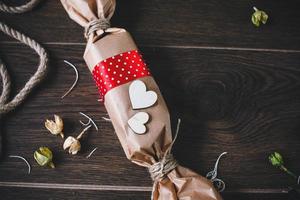 affascinante regalo per San Valentino giorno. progettato nel rustico stile. foto