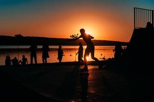 persone siamo riposo su un' gli sport campo di il fiume banca foto