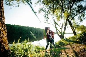 giovane famiglia con un' bambino su il natura foto