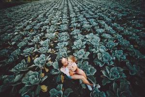 madre e figlia sul campo con cavolo foto