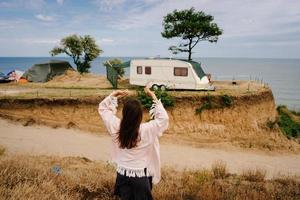 Bellissima, giovane ragazza in posa su un' selvaggio riva del mare foto