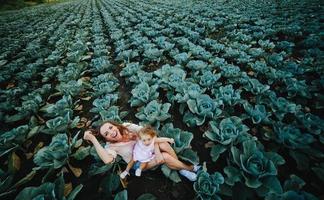 madre e figlia sul campo con cavolo foto