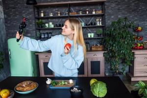 bellissimo giovane ragazza in posa nel il cucina foto