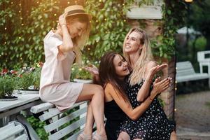 tre ragazze su il panchina foto