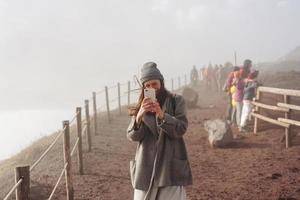 ragazza si arrampica il sentiero per il montagna foto