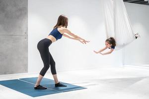 mamma e figlia siamo fare yoga. famiglia nel un' palestra. foto