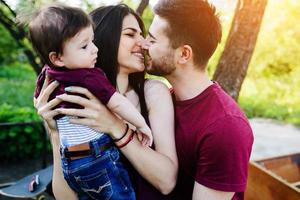 giovane famiglia con un' bambino su il natura foto