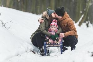 papà e mamma con un' poco figlia nel il parco foto