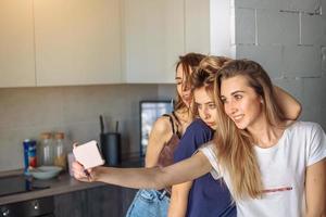 ragazze prendere selfy su il Telefono foto