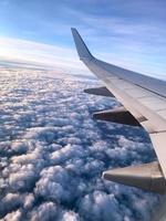 aereo pov aria nuvole cielo Ali airbus Visualizza volare foto