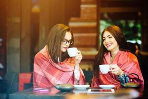 due giovani e belle ragazze spettegolano foto