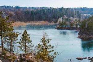 bellissimo cava, il lago è coperto con magro ghiaccio foto