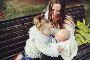 madre e Due figlie riposo su un' panchina foto