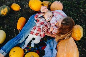 madre e figlia menzogna fra zucche foto