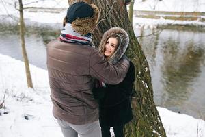 uomo e donna abbracciare, vicino Visualizza foto