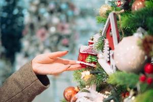 Natale albero ramo con giocattoli foto