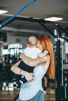 giovane madre con sua giovane figlio nel il Palestra foto