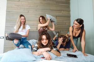 cinque ragazze su il letto nel il Camera da letto foto