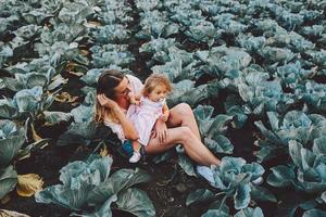 madre e figlia sul campo con cavolo foto