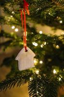 Natale albero decorato con Pan di zenzero biscotti e ghirlanda foto