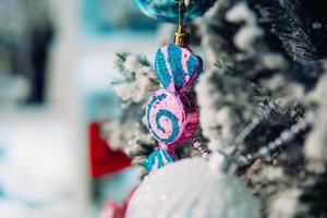 Natale albero ramo con giocattoli foto